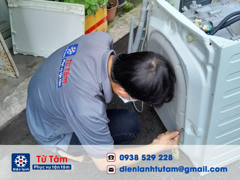 Kỹ thuật viên của Điện lạnh Từ Tâm đang tiến hành bảo hành máy giặt cho khách hàng đã từng sửa máy giặt quận 11