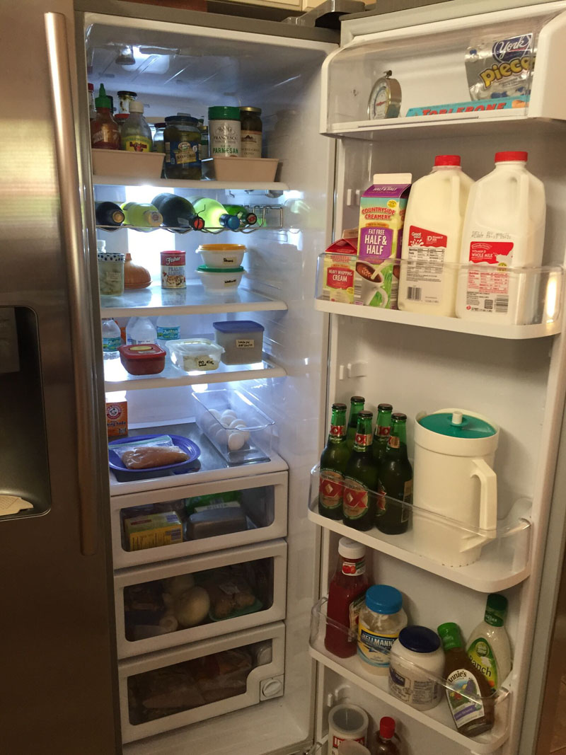 Lưu ý quan trọng để sử dụng tủ lạnh đúng cách: thực phẩm nóng nên để nguội rồi mới có thể bảo quản trong tủ lạnh.