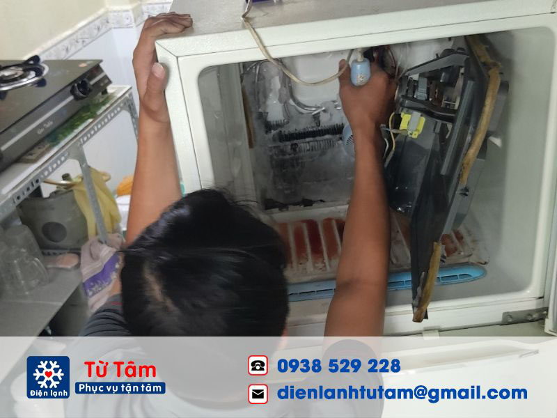 Kĩ thuật viên có chuyên môn, được đào tạo bài bản sửa chữa được mọi hư hỏng tủ lạnh