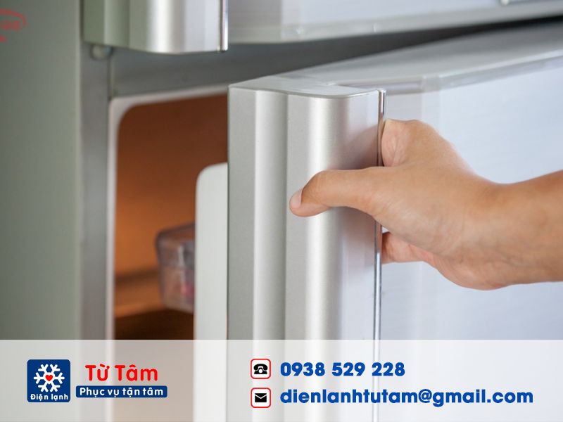 mở cửa ngăn lạnh/ngăn mát của tủ lạnh