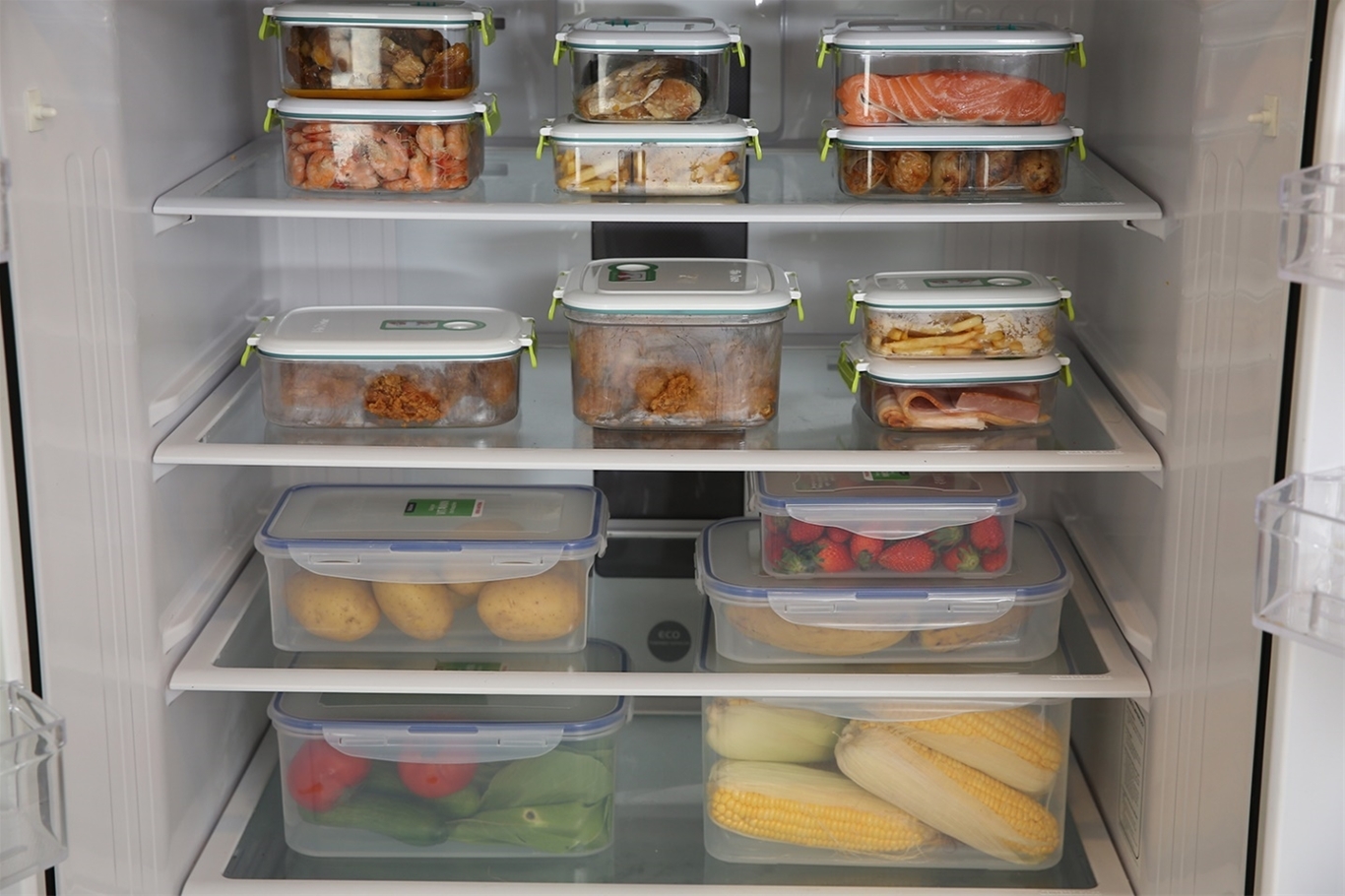 Đặt thực phẩm vào tủ lạnh với số lượng vừa đủ