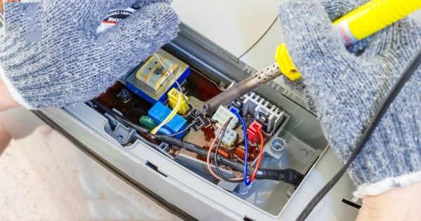 Máy giặt Hitachi báo lỗi F1 do bo mạch không cấp điện xuống cảm biến